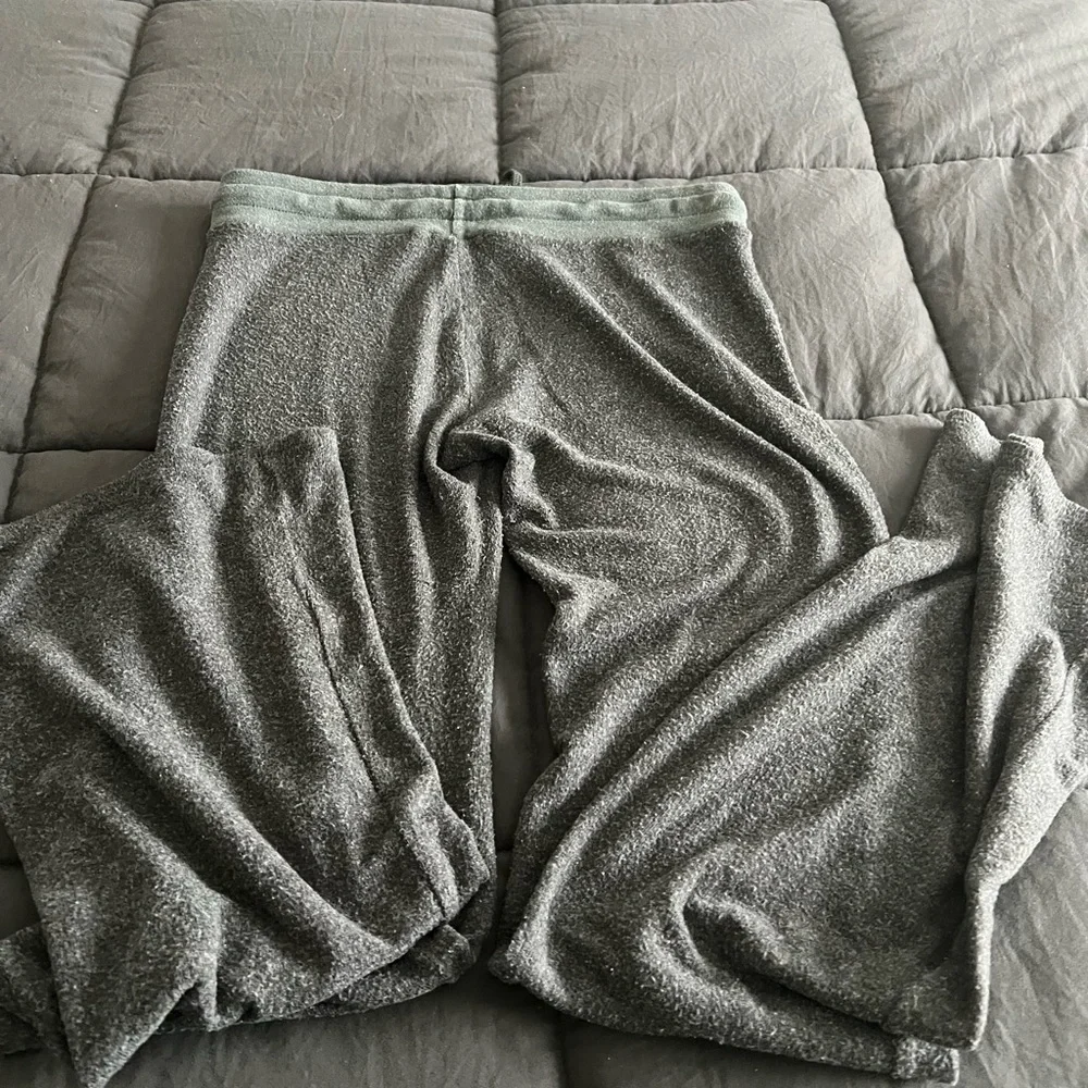 Wildfox Gray Lounge Pants with Pink/Red Lips Logo - Picture 6 of 11